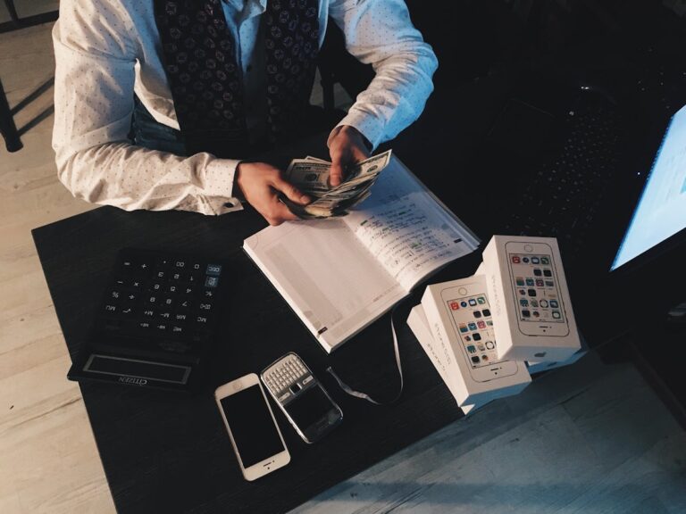 Calculating digital marketing cost in Salem with a calculator and budget